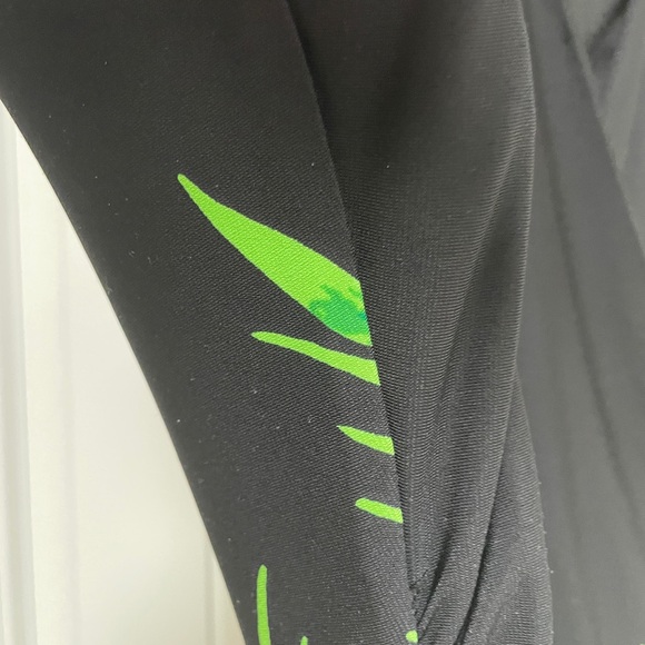 Peck & Peck, black dress with floral design. Size 14. 95% Polyester, 5% Spandex. - Picture 5 of 7